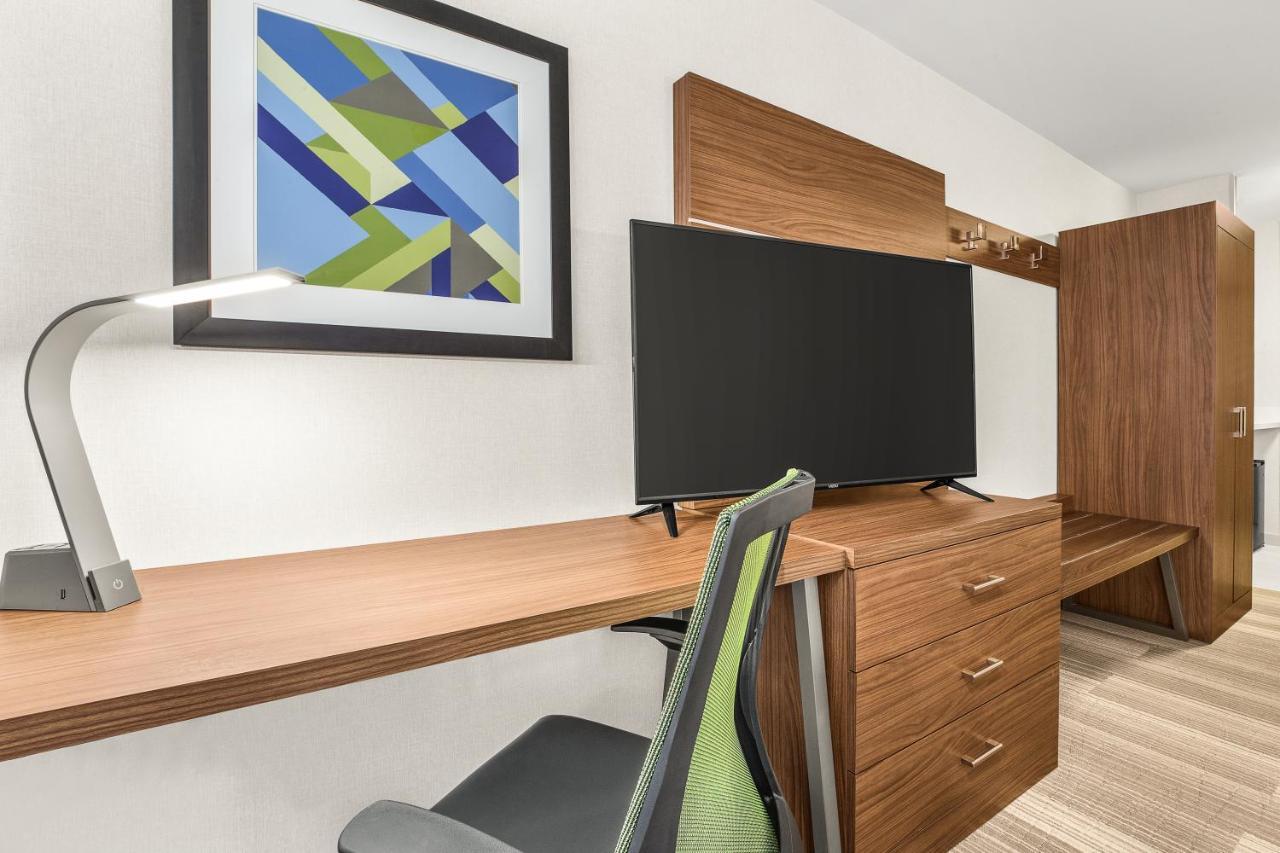 Holiday Inn Express & Suites Tacoma By Ihg Exterior photo