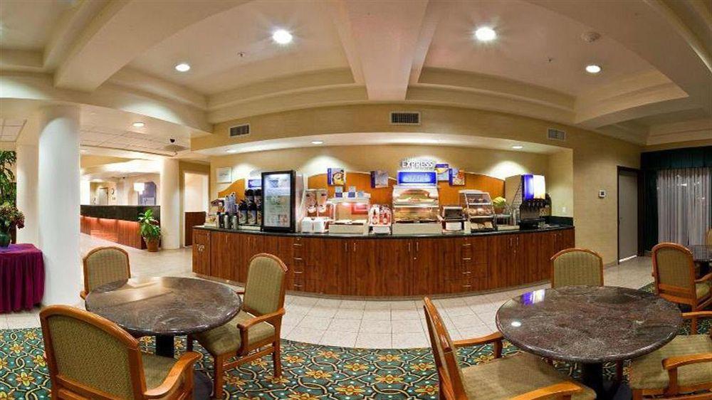 Holiday Inn Express & Suites Tacoma By Ihg Exterior photo