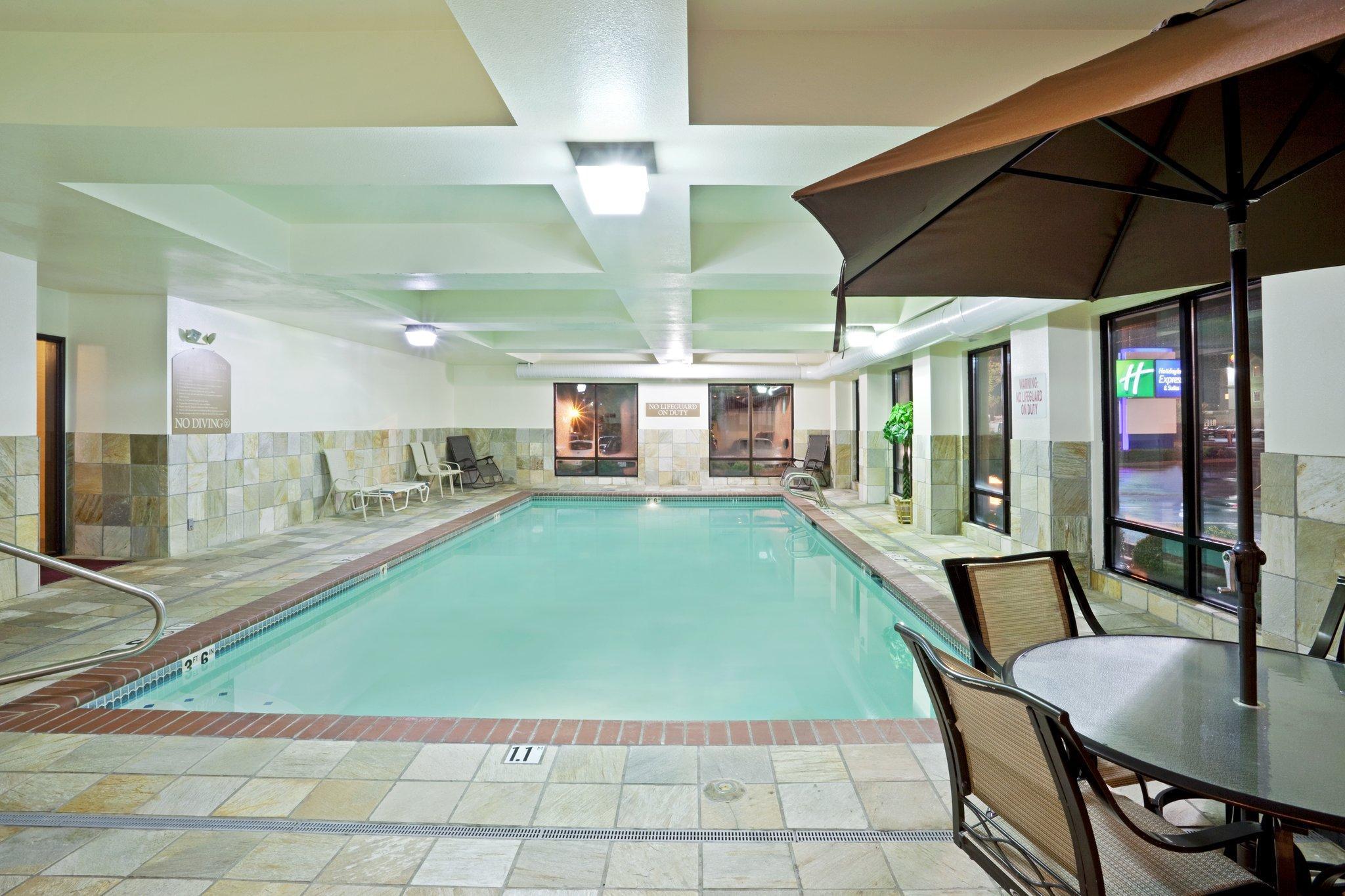 Holiday Inn Express & Suites Tacoma By Ihg Exterior photo