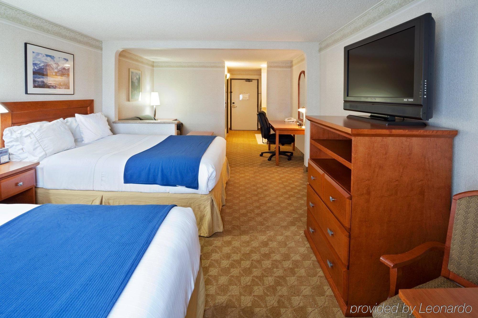 Holiday Inn Express & Suites Tacoma By Ihg Exterior photo