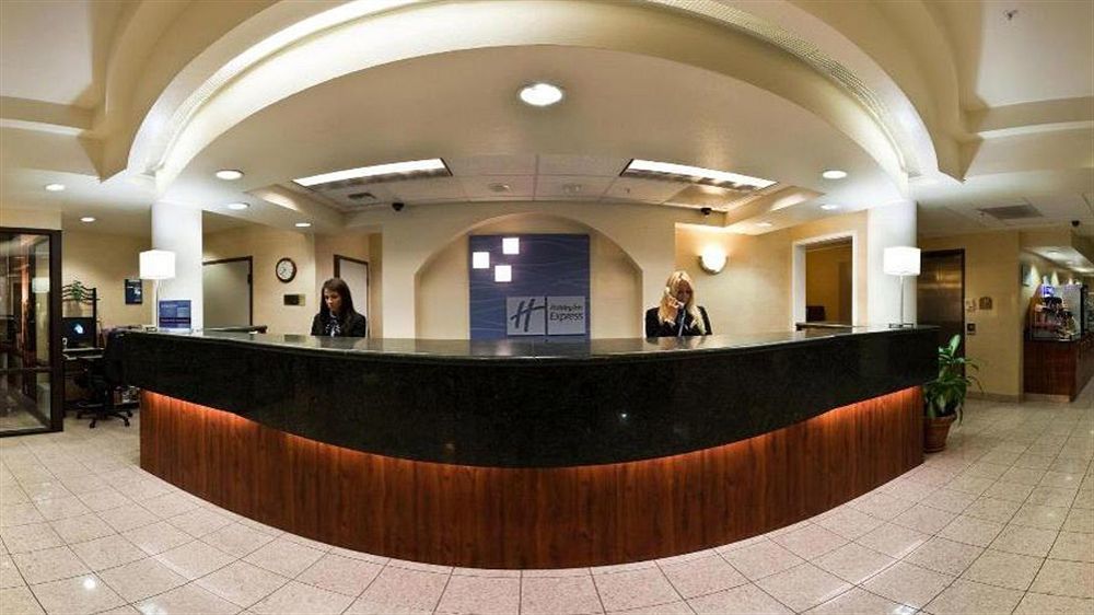 Holiday Inn Express & Suites Tacoma By Ihg Exterior photo